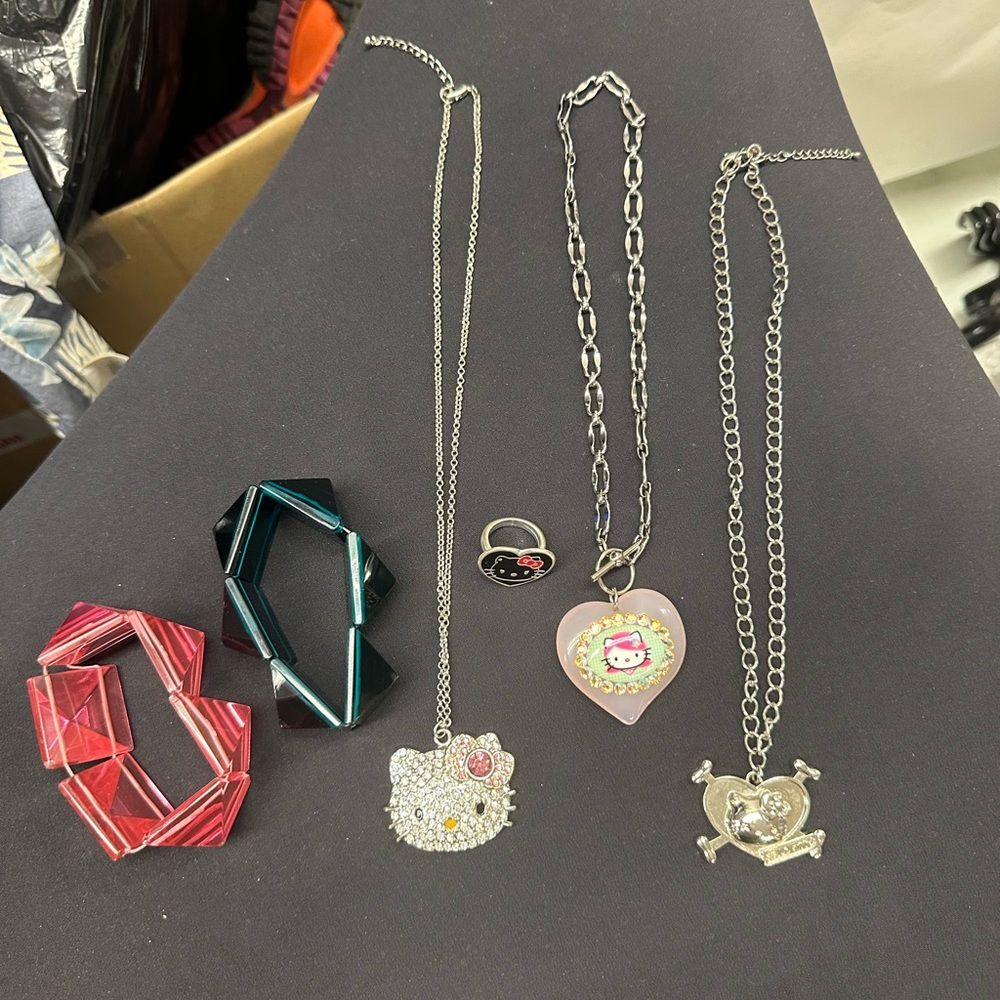 Hello Kitty Tarantino Pink Head Momaberry necklace ring bracelet lot HKcommunity